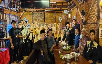 Kebersamaan keluarga besar SMPIT-SMAIT Al Uswah Bangil di bulan ramadhan