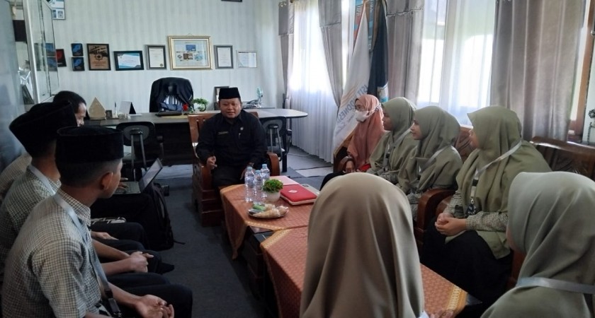 Memiliki harapan yang besar, Pengawas Dinas Pendidikan hadir langsung untuk memberikan motivasi kepada peserta Porgram Siswa Al Uswah Mengabdi (PSAM) SMPIT Al Uswah Bangil