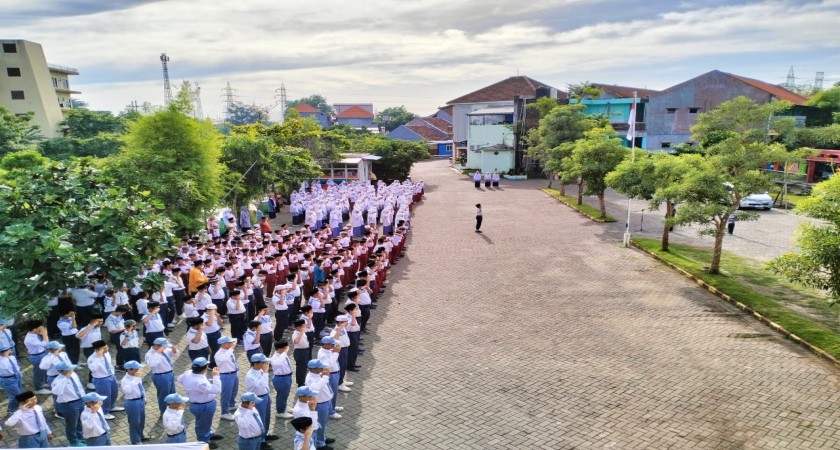 Bendera Merah Putih berkibar setiap hari senin di lapangan upacara SIT Al Uswah Bangil.