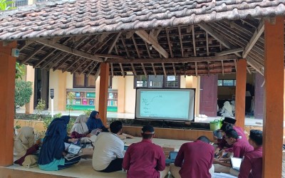 Siswa kelas XII SMAIT Al Uswah Bangil melakukan proses pembelajaran menggunakan metode digitalisasi abstraksi math