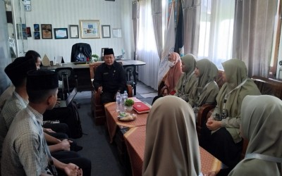 Memiliki harapan yang besar, Pengawas Dinas Pendidikan hadir langsung untuk memberikan motivasi kepada peserta Porgram Siswa Al Uswah Mengabdi (PSAM) SMPIT Al Uswah Bangil