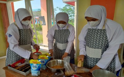 Penerapan Program Double Track dengan Pembuatan Cookies